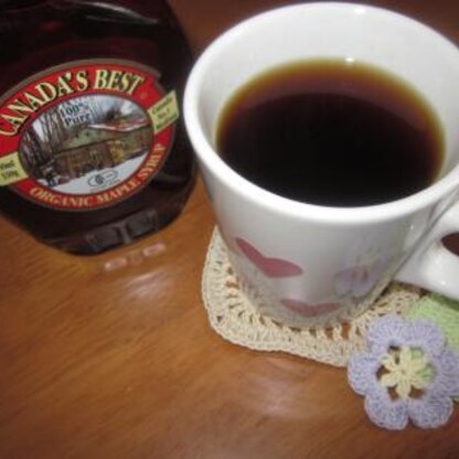 久しぶりのリピです☆彡
ドリップコーヒーにメープルを入れてみました。
コーヒーのいい香りに、メープルの優しい甘さがとても美味しかったです。
ごちそうさまです♪